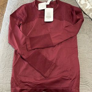 Fabletics seamless L maroon run top NWT